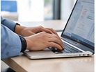 Estudiante trabajando con herramientas informáticas